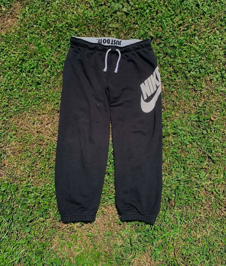 Nike Jogger Pants (Category: Joggers) located in Ajuy. Submitted by wizerabbit420 (Listing ID 1465546123, Image 1). Description: NIKE SIDE LOGO JOGGER PANTS 32-38 WAISTLINE 37/38 LENGTH NO ISSUE ALREADY WASHED 9.8/10 CONDITON 📥.