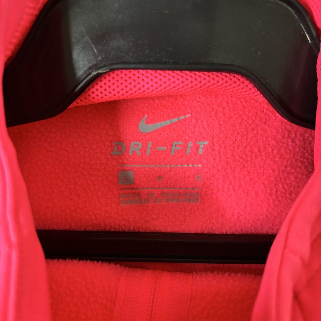 Nike kids hoodie jacket (Category: Babies & Kids Fashion) located in Valenzuela. Submitted by thriftynanay88 (Listing ID 1465450503, Image 2). Description: Size 150 on tag 12Y.