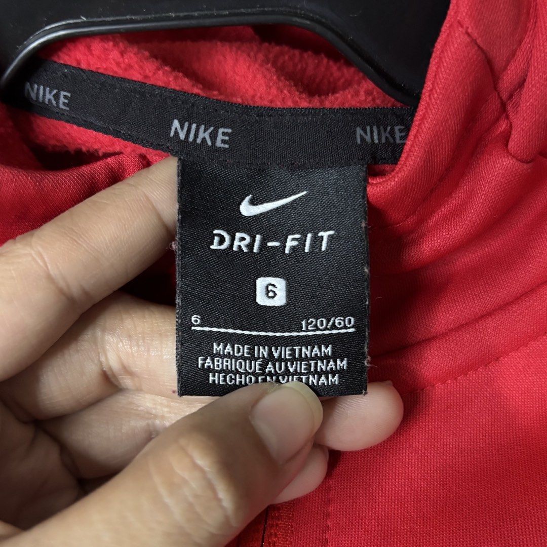 Nike kids hoodie jacket (Category: Babies & Kids Fashion) located in Valenzuela. Submitted by thriftynanay88 (Listing ID 1465452030, Image 2). Description: Size 6Y on tag runs small Has stain.