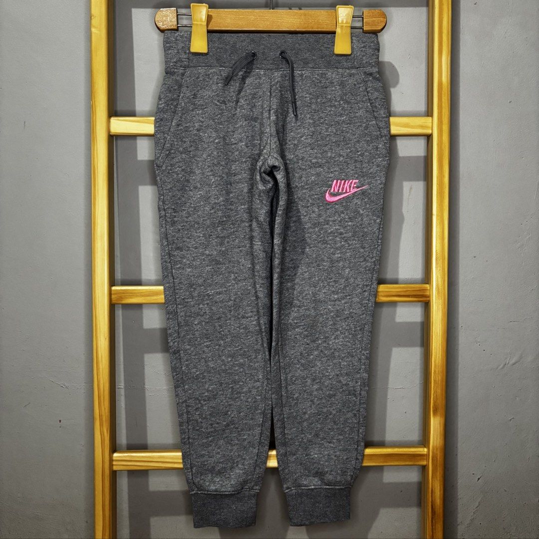 Nike kids jogger pants (Category: Babies & Kids Fashion) located in Valenzuela. Submitted by thriftynanay88 (Listing ID 1465450958, Image 1). Description: Size 7-8Y on tag.