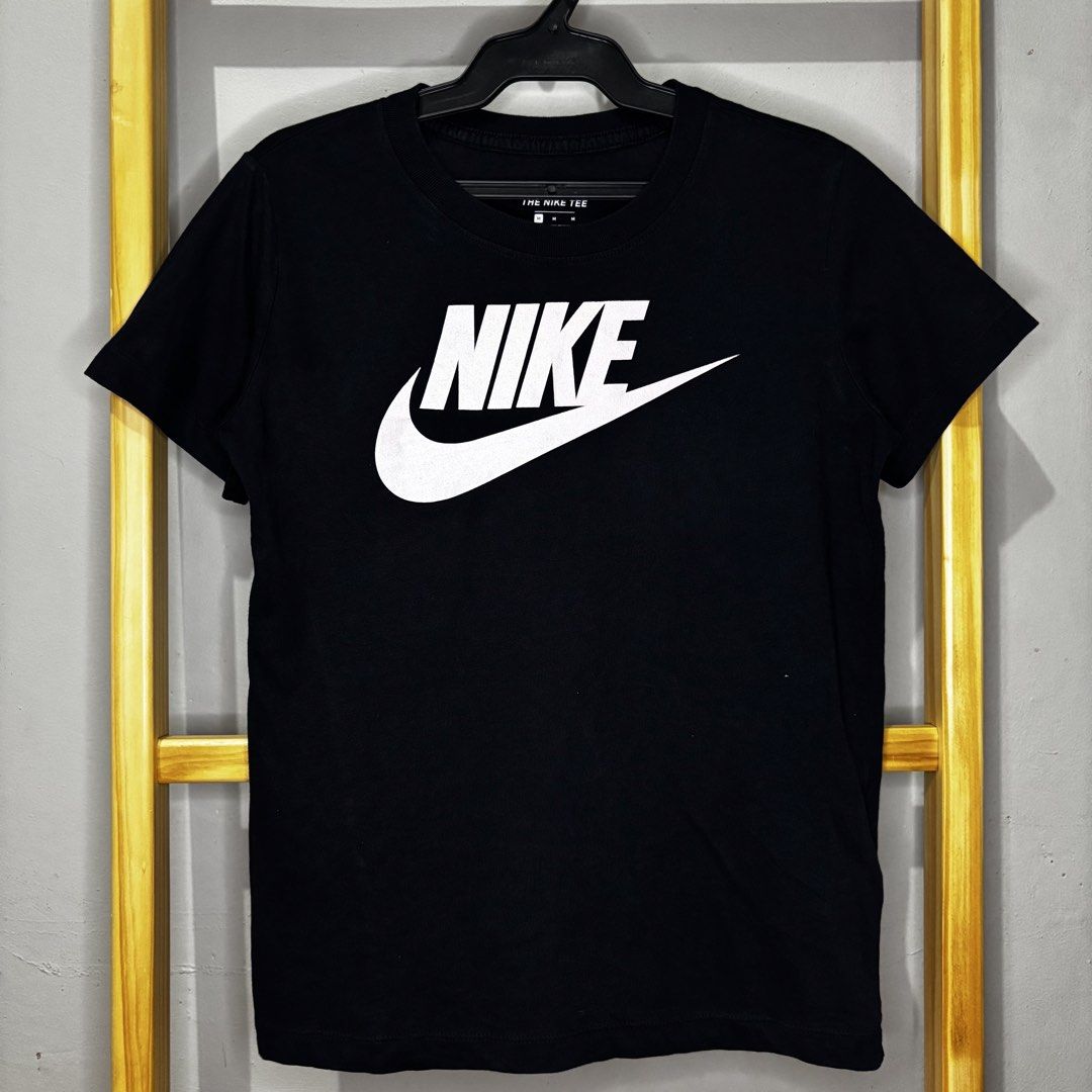 Nike kids t-shirt (Category: Babies & Kids Fashion) located in Valenzuela. Submitted by thriftynanay88 (Listing ID 1465452469, Image 1). Description: Size 10-12Y on tag.