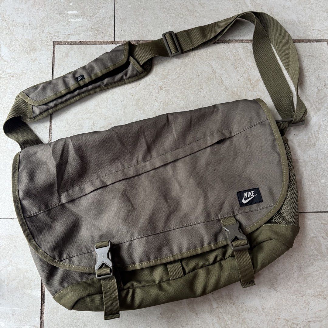 Nike Messenger Bag (Category: Sling Bags) located in Davao. Submitted by cmbs141022 (Listing ID 1465384167, Image 1). Description: Nike Messenger Bag Condition: 9/10 very good.