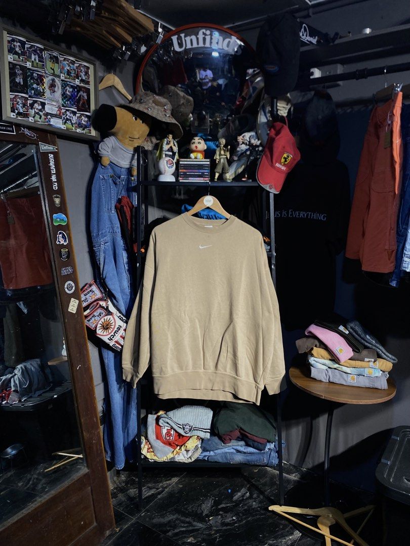 NIKE MID-SWOOSH SWEATER (Category: Coats, Jackets and Outerwear) located in San Pablo. Submitted by genesisllo24149 (Listing ID 1465549108, Image 1). Description: NIKE MID-SWOOSH SWEATER LENGTH -> 29 WIDTH -> 30 ISSUE -> YELLOW STAIN CONDITION -> GOOD DM TO PURCHASE 📥 DISCLAIMER: - Please manage your expectations, posted items are preloved, used & thrifted -Actual color may vary due to lighting -Flaker will be posted.