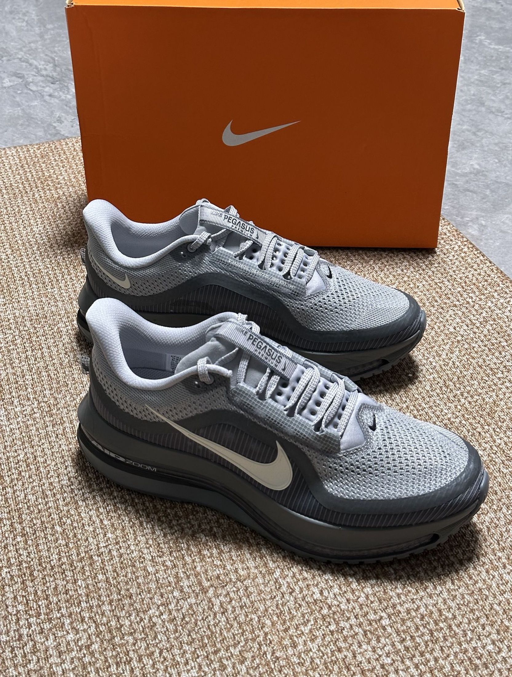 Nike Pegasus Premium 舒適貼合跑步鞋 狼灰 （分類：波鞋）位於 Hong Kong。 由 007-5866 提交（商品編號 1465445138，圖片 2）。簡介： ❓ 呢對係咩？ 👉 Nike 嘅 Nike Pegasus Premium 舒適貼合跑步鞋 狼灰 ❓ 新定舊？ 👉 全新未使用 ❓ 點寄？ 👉 順豐包郵（站/上門） ❓ 幾時俾錢？ 👉 貨到付款，收到先俾 ❓ 點確認？ 👉 落單3日發相確認 仲有問題？Chat 我 💬。