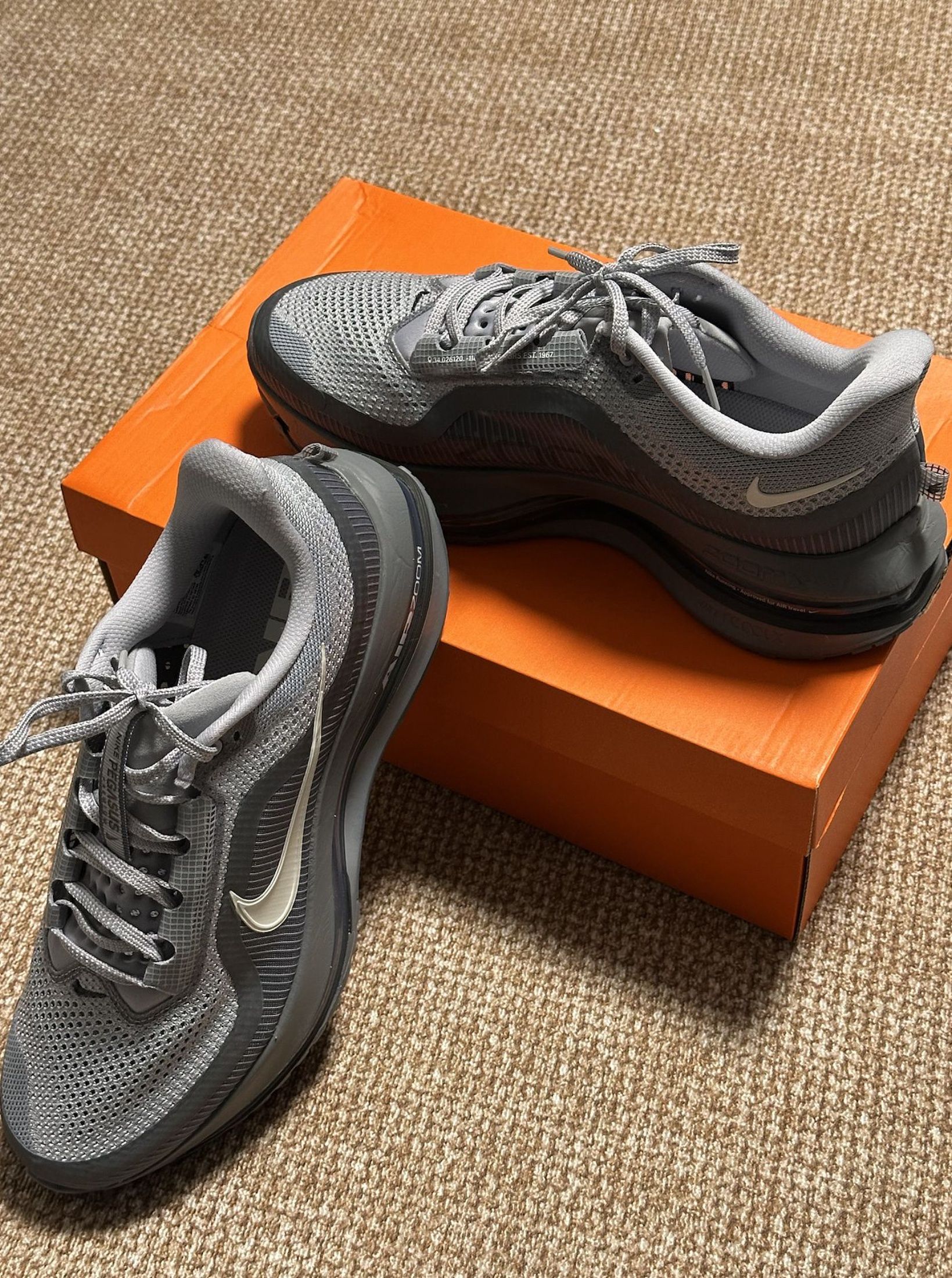 Nike Pegasus Premium 舒適貼合跑步鞋 狼灰 （分類：波鞋）位於 Hong Kong。 由 007-5866 提交（商品編號 1465445138，圖片 5）。簡介： ❓ 呢對係咩？ 👉 Nike 嘅 Nike Pegasus Premium 舒適貼合跑步鞋 狼灰 ❓ 新定舊？ 👉 全新未使用 ❓ 點寄？ 👉 順豐包郵（站/上門） ❓ 幾時俾錢？ 👉 貨到付款，收到先俾 ❓ 點確認？ 👉 落單3日發相確認 仲有問題？Chat 我 💬。
