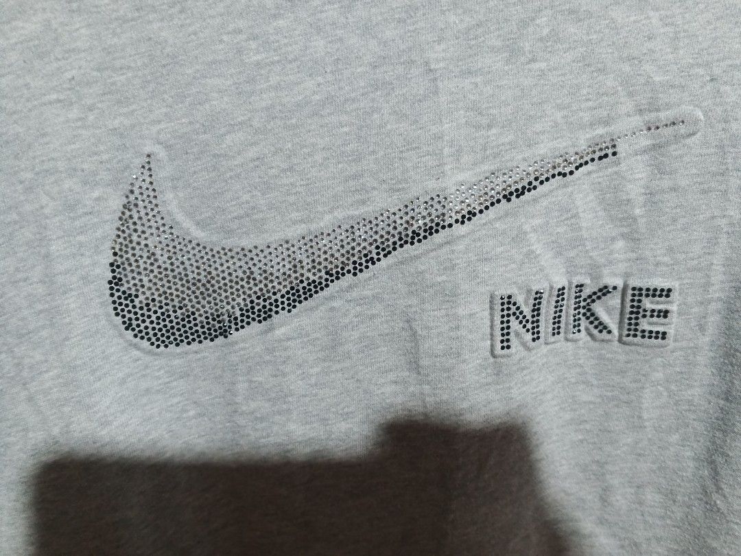 nike pullover (Category: Coats, Jackets and Outerwear) located in Isabel. Submitted by nieljun112187 (Listing ID 1465386747, Image 2). Description: nike width 21 length 26 colorate 9.