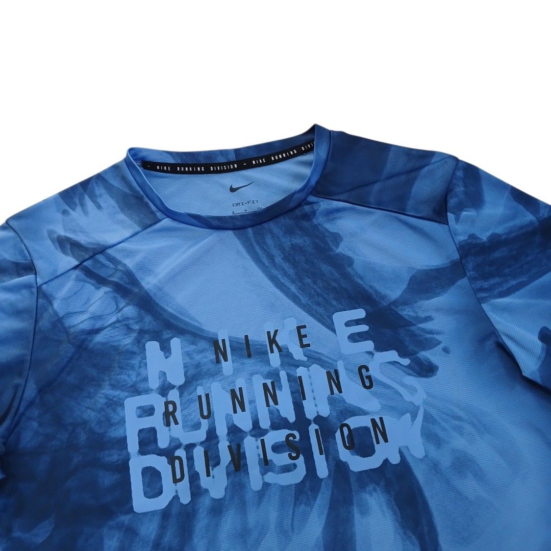 Nike Running Division (Category: Activewear) located in Iloilo. Submitted by wearmovement.ilo (Listing ID 1465531162, Image 2). Description: Nike Running Division Shirt Abstract Blue Color Rate 10/10 Size Small Men's Dimensions 18.5 Width x 26.5 Length Good as New Condition / No Issues Quick Dry / Lightweight / Reflectorize Prints DM 📩📩📩 _______Disclaimer________ All brand names and trademarks belong to their respective owners and are used for