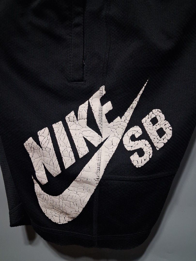 Nike SB Black Athletic Shorts (Category: Shorts) located in Pamplona. Submitted by edrick_thrift (Listing ID 1465401824, Image 2). Description: Nike Sb Crack Design brand new condition waist: stretchable length: 19 hem: 9.5 Issue: need lace only.