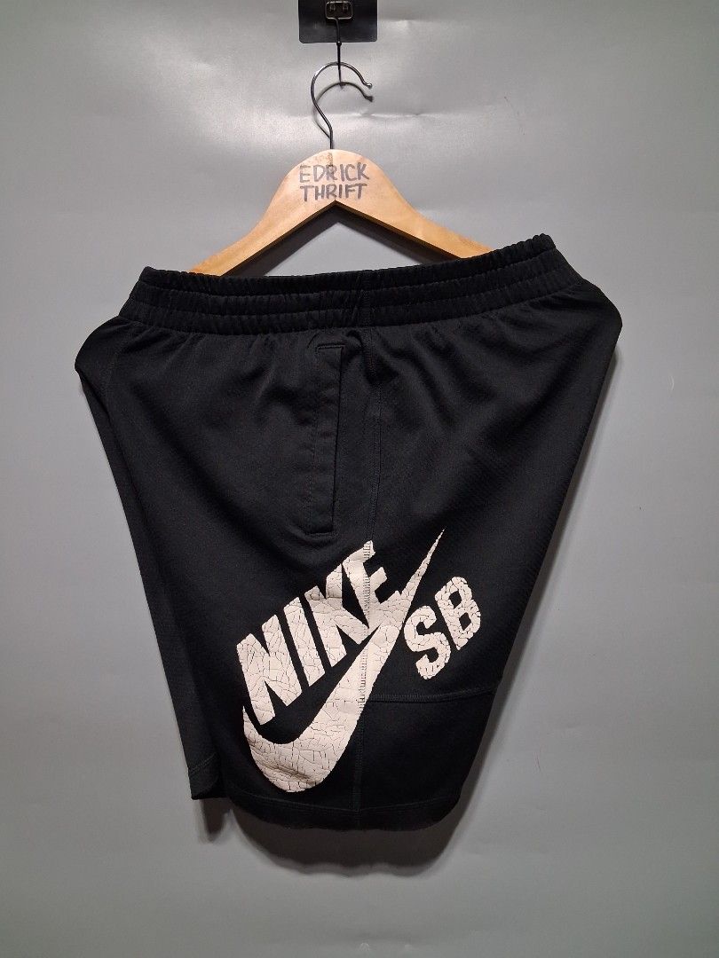 Nike SB Black Athletic Shorts (Category: Shorts) located in Pamplona. Submitted by edrick_thrift (Listing ID 1465401824, Image 1). Description: Nike Sb Crack Design brand new condition waist: stretchable length: 19 hem: 9.5 Issue: need lace only.