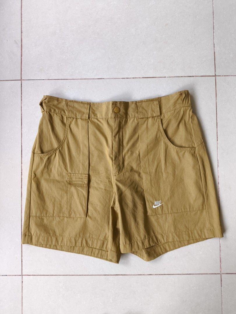 NIKE SHORT MEN (Category: Shorts) located in Lupon. Submitted by thriftnikent (Listing ID 1465443922, Image 1). Description: 34-38WAIST 17 LENGTH.