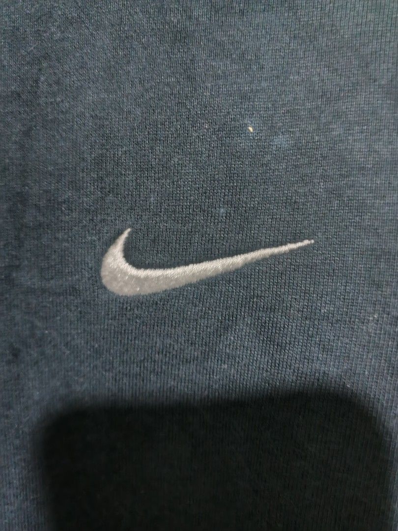 Nike side swoosh (Category: Hoodies) located in San Fernando. Submitted by mfckn.benz (Listing ID 1465403787, Image 2). Description: color: navy blue color rate 9/10 no issue, complete tags size XL on tag best fit L length 27 width 21.