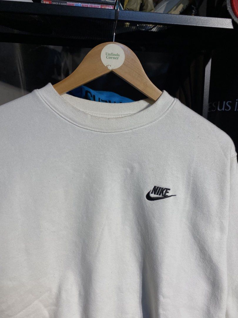 NIKE SWEATER (Category: Coats, Jackets and Outerwear) located in San Pablo. Submitted by genesisllo24149 (Listing ID 1465549181, Image 3). Description: NIKE SWEATER LENGTH -> 27 WIDTH -> 23 ISSUE -> LINTS CONDITION -> GOOD DM TO PURCHASE 📥 DISCLAIMER: - Please manage your expectations, posted items are preloved, used & thrifted -Actual color may vary due to lighting -Flaker will be posted.