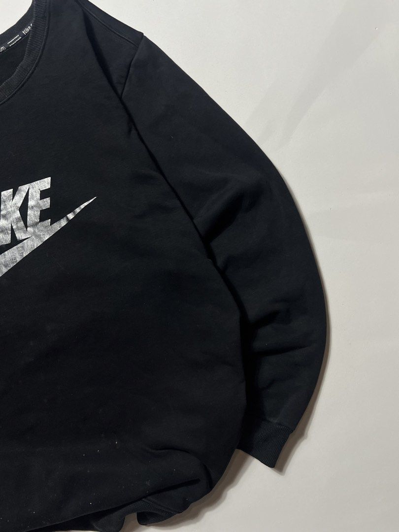 Nike sweatshirt (Category: Hoodies) located in Manila. Submitted by tripnimichael (Listing ID 1465460229, Image 3). Description: Large-xxl Width-25 Length-30 Issue-None.