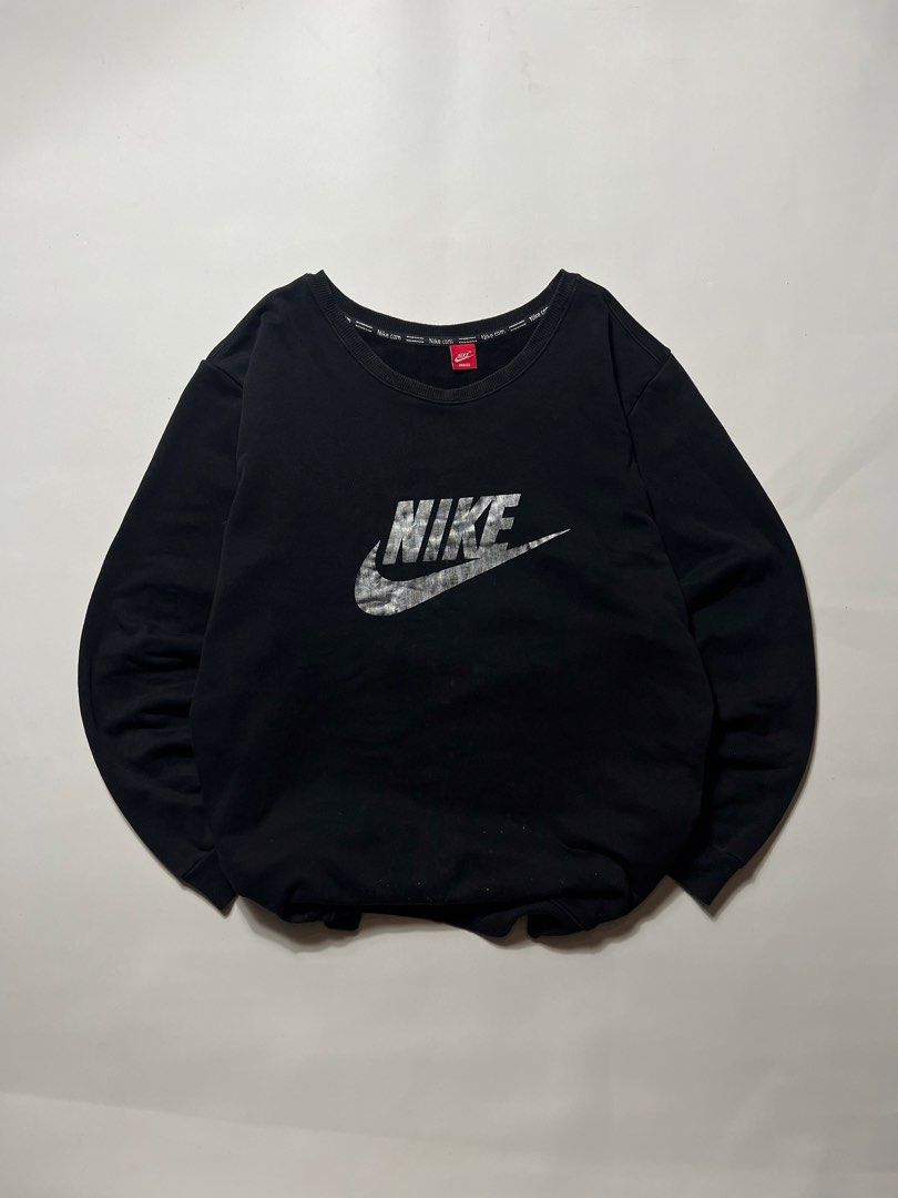 Nike sweatshirt (Category: Hoodies) located in Manila. Submitted by tripnimichael (Listing ID 1465460229, Image 1). Description: Large-xxl Width-25 Length-30 Issue-None.