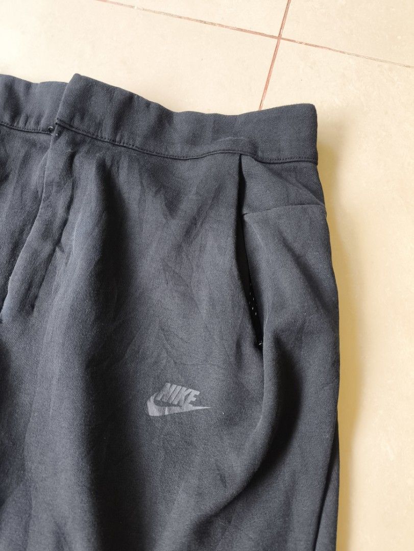 Nike tech alumni (Category: Shorts) located in Lupon. Submitted by thriftnikent (Listing ID 1465442492, Image 2). Description: 34-38 WAIST 21 LENGTH.