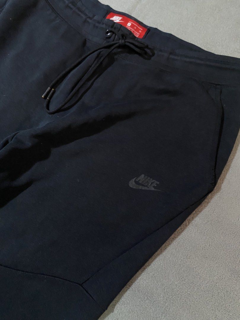Nike Tech Fleece (Category: Activewear) located in Marilao. Submitted by thriftyy_69 (Listing ID 1465433791, Image 2). Description: Waist: 32-34 very good condition .