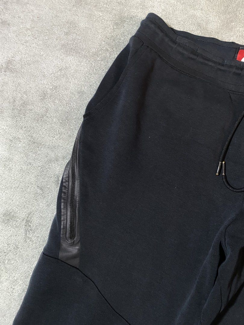 Nike Tech Fleece (Category: Activewear) located in Marilao. Submitted by thriftyy_69 (Listing ID 1465433791, Image 3). Description: Waist: 32-34 very good condition .