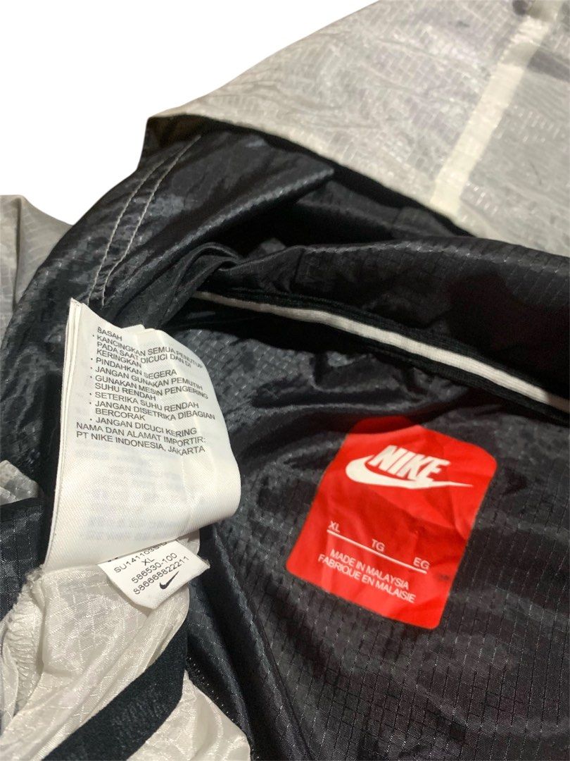 Nike Tech Fleece (Category: Coats, Jackets and Outerwear) located in Manila. Submitted by lyf_7hrift (Listing ID 1465491497, Image 3). Description: Nike Tech Fleece Windbreaker P300 24L 19W Dimes 9/10 Color Rate Good Condition.