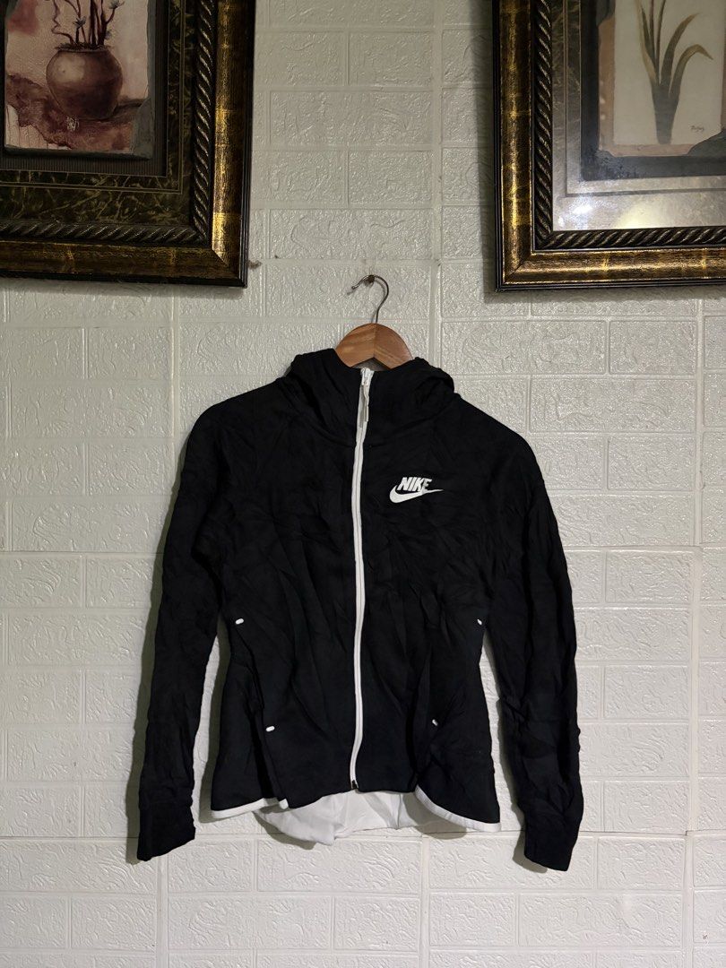 nike tech fleece womens (Category: Coats, Jackets and Outerwear) located in Santa Rosa. Submitted by jeremydeas56388 (Listing ID 1465522982, Image 1). Description: size small 10/10 color rate as new issue ❌.