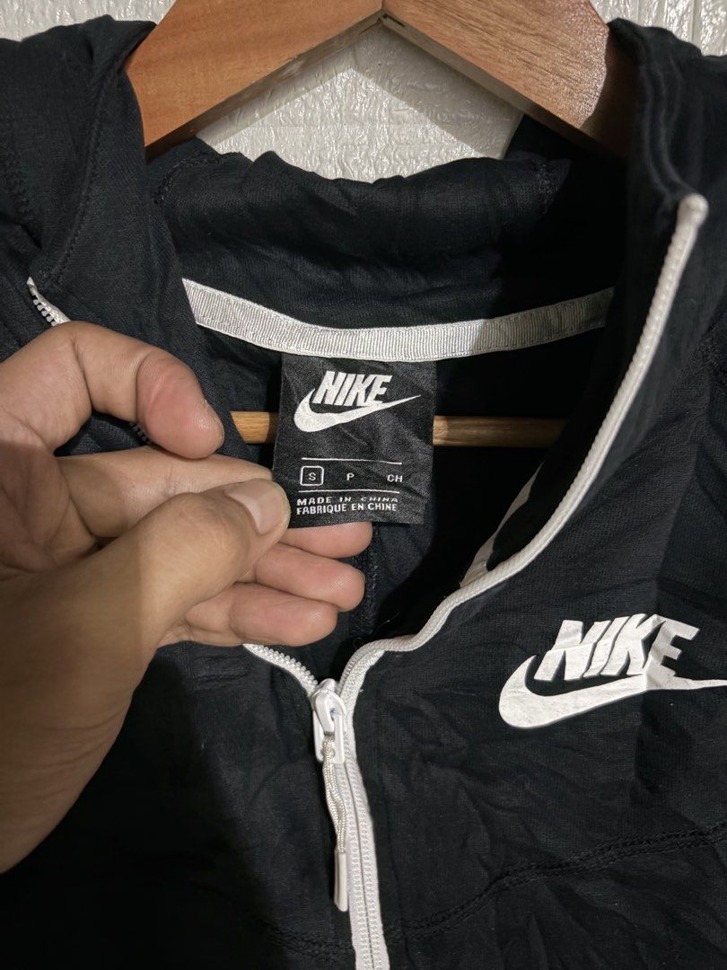nike tech fleece womens (Category: Coats, Jackets and Outerwear) located in Santa Rosa. Submitted by jeremydeas56388 (Listing ID 1465522982, Image 3). Description: size small 10/10 color rate as new issue ❌.