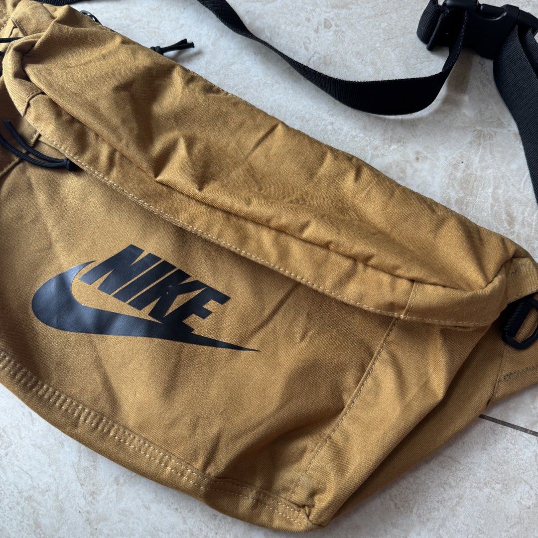 Nike Tech Hip pack (Category: Belt bags, Clutches and Pouches) located in Davao. Submitted by cmbs141022 (Listing ID 1465383933, Image 2). Description: Nike Tech Hip Pack Condition: 9/10 excellent.