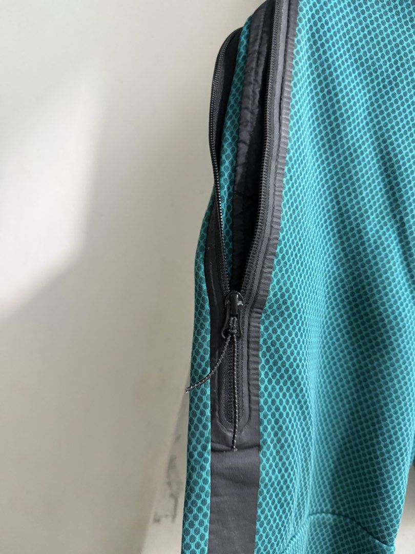 Nike techfleece (Category: Shorts) located in Manila. Submitted by ruel1104 (Listing ID 1465432692, Image 2). Description: Like new po sana kaso may scratch po pero di butas solid pa din condition nito.