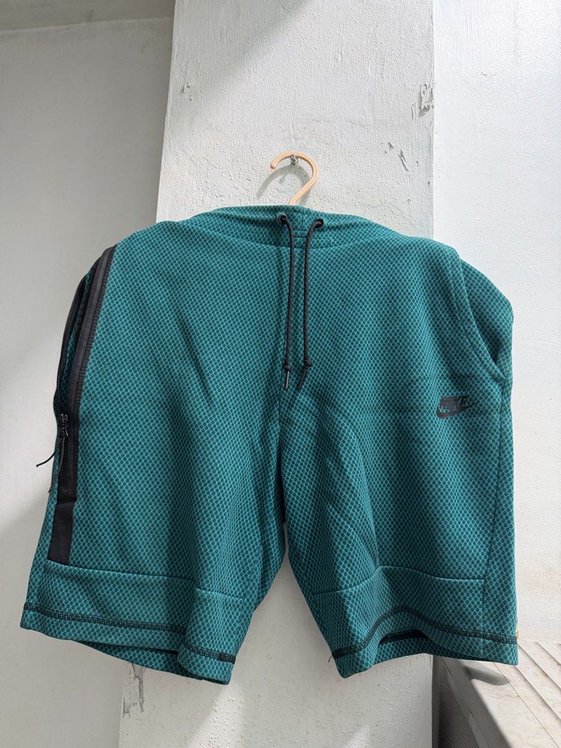 Nike techfleece (Category: Shorts) located in Manila. Submitted by ruel1104 (Listing ID 1465432692, Image 1). Description: Like new po sana kaso may scratch po pero di butas solid pa din condition nito.