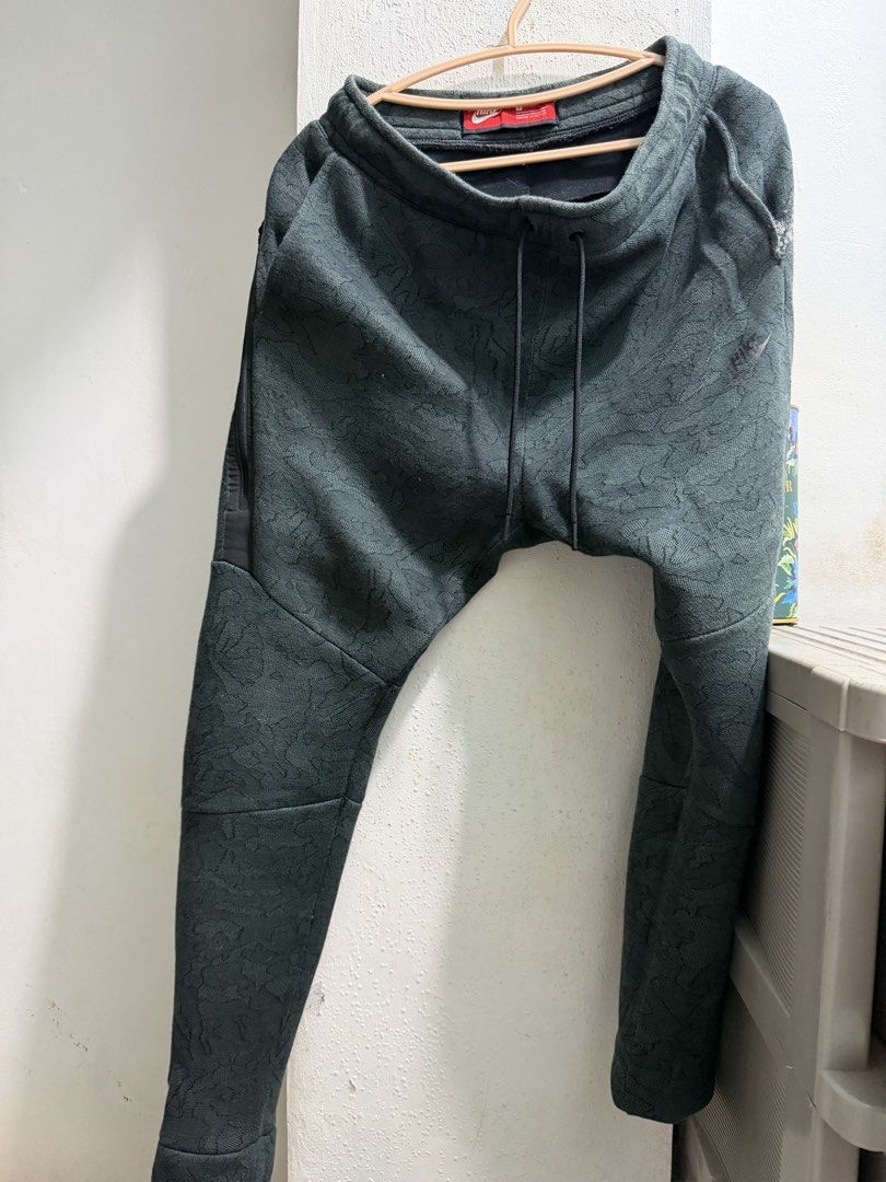 Nike techfleece snake skin camo (Category: Joggers) located in Manila. Submitted by ruel1104 (Listing ID 1465433219, Image 1). Description: Like new may issue tignan mo na lang sa last pic di ko kase alam tawag jan kayo na po bahala 100% legit yan mura na yan.