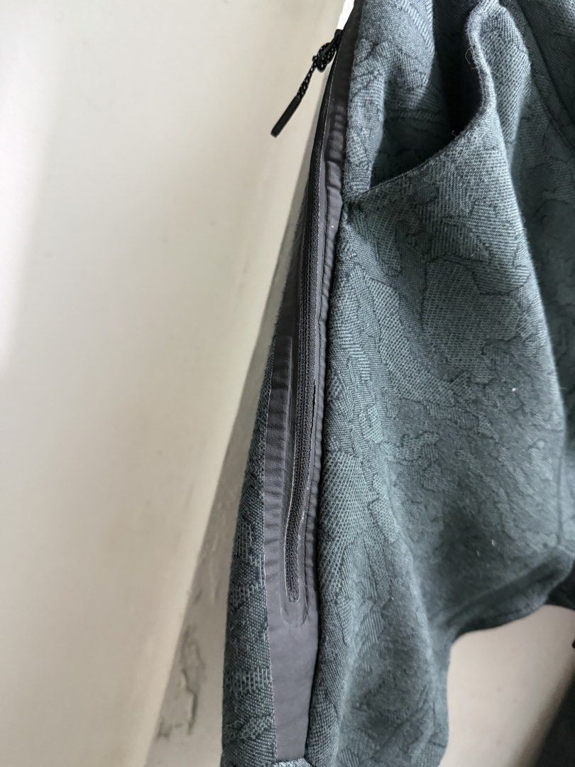 Nike techfleece snake skin camo (Category: Joggers) located in Manila. Submitted by ruel1104 (Listing ID 1465433219, Image 2). Description: Like new may issue tignan mo na lang sa last pic di ko kase alam tawag jan kayo na po bahala 100% legit yan mura na yan.