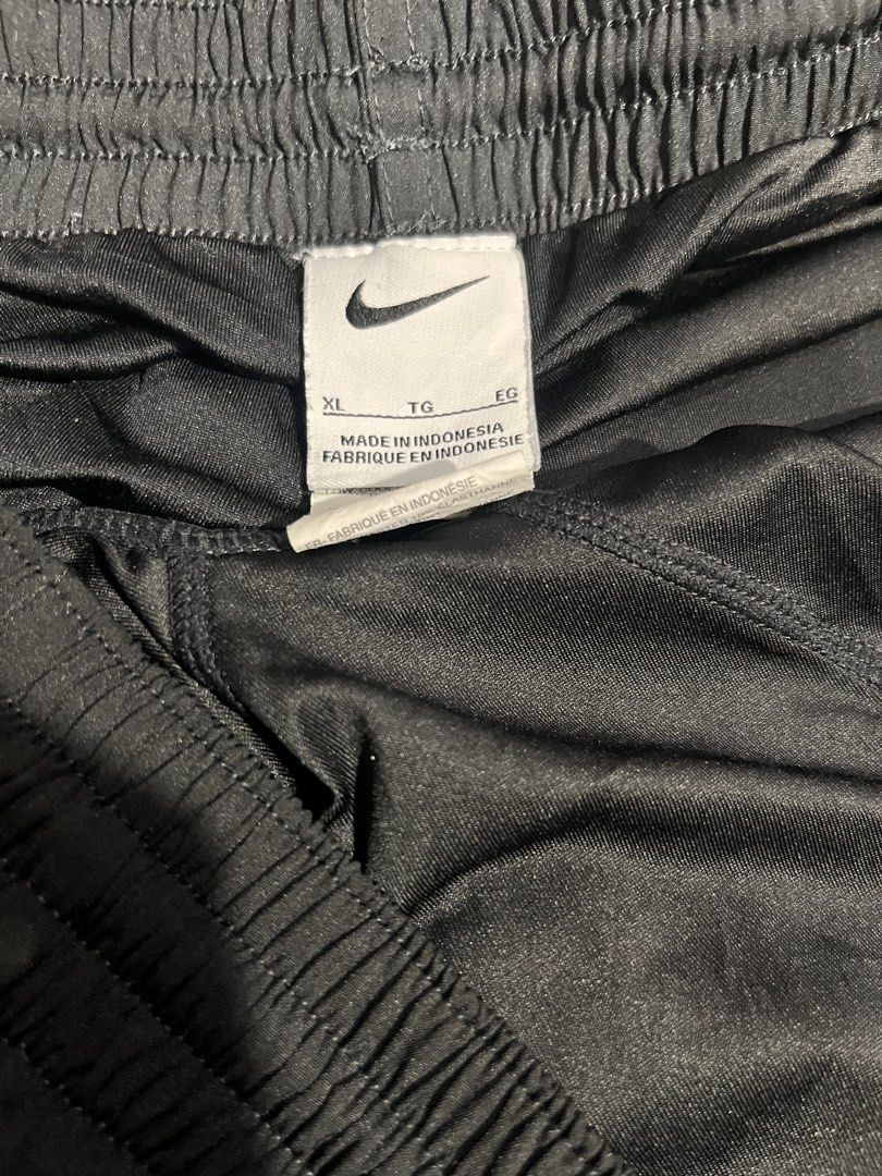 Nike tri tone (Category: Shorts) located in Manila. Submitted by lardo.599 (Listing ID 1465410296, Image 3). Description: Size XL No issueo.