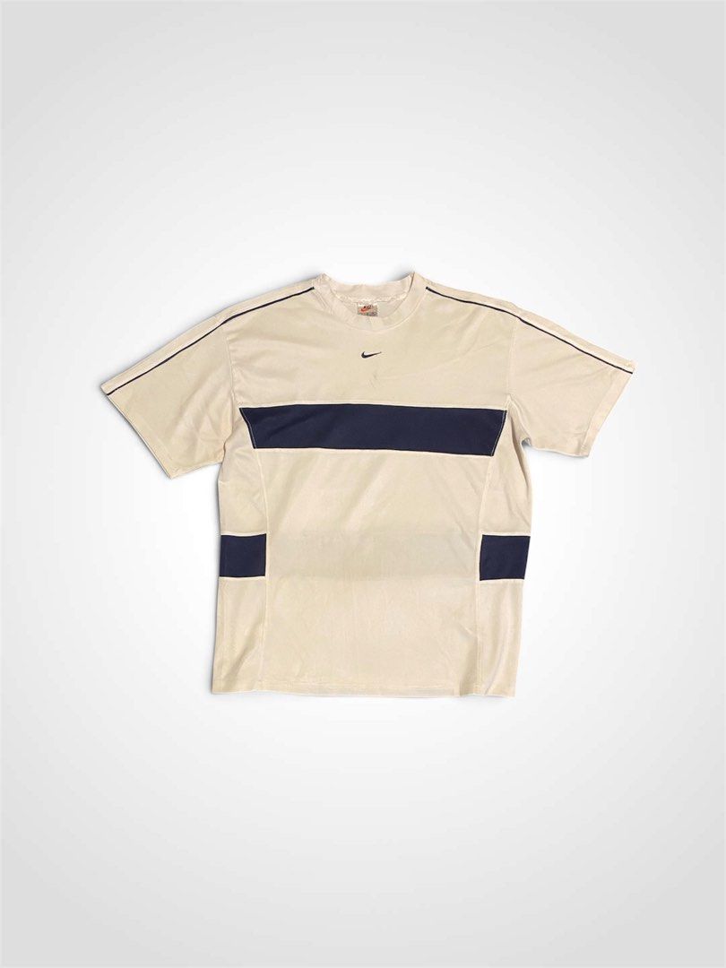 Nike vintage twotone (Category: Tshirts & Polo Shirts ) located in Talavera. Submitted by adrnvault (Listing ID 1465386004, Image 1). Description: Nike vintage jersey🔥 Good condition Color rate 9/10 Width: 22 Length: 28 .