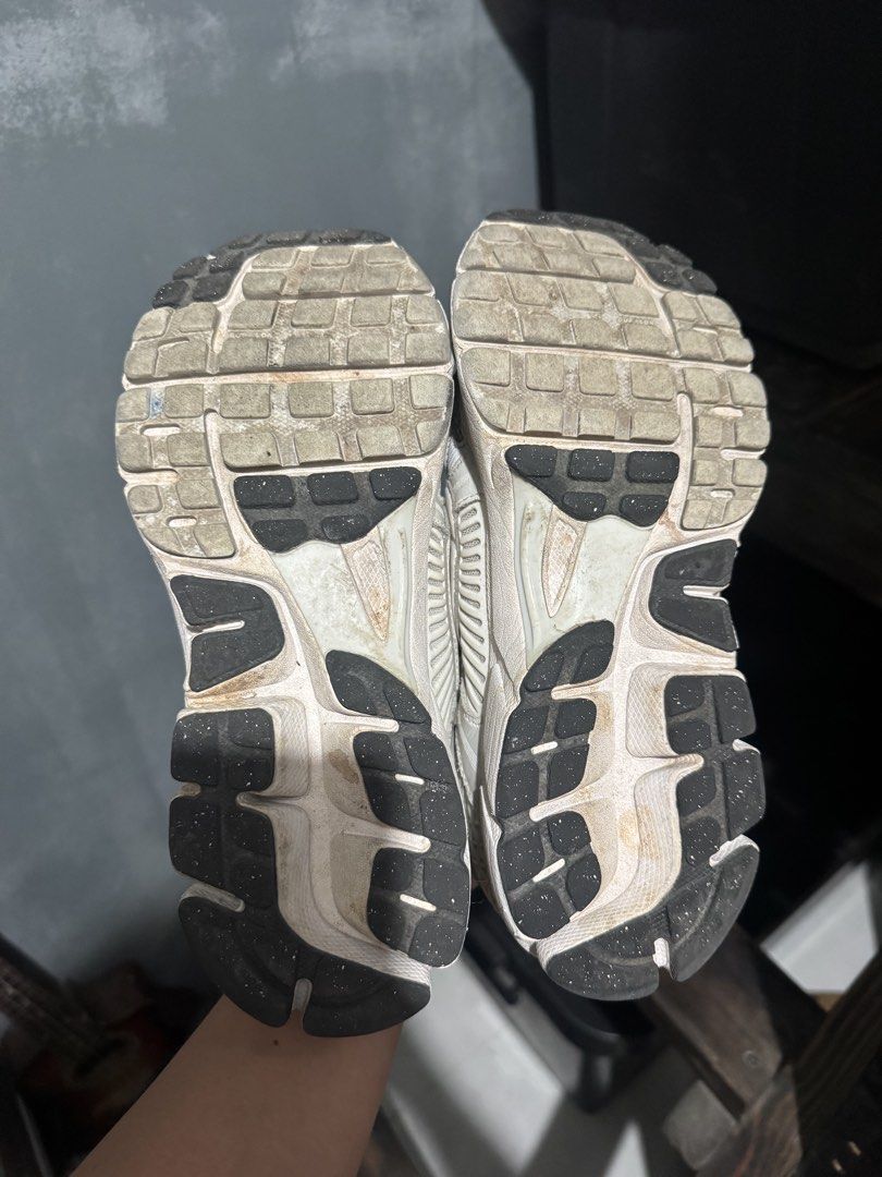 Nike Vomero 5 Vast Grey (Category: Sneakers) located in Manila. Submitted by JustinsCloset (Listing ID 1465438879, Image 3). Description: - Brand: Nike Zoom Vomero 5 - Colorway: Light Bone / Light Silver - Size: US 6.5 / UK 6 / EUR 39 - Condition: Worn a few times, soles show normal wear and uppers have light dust - Features: Mesh and synthetic upper with signature plastic heel cage for ultimate comfort - Inclusions: Replacement/No box included -