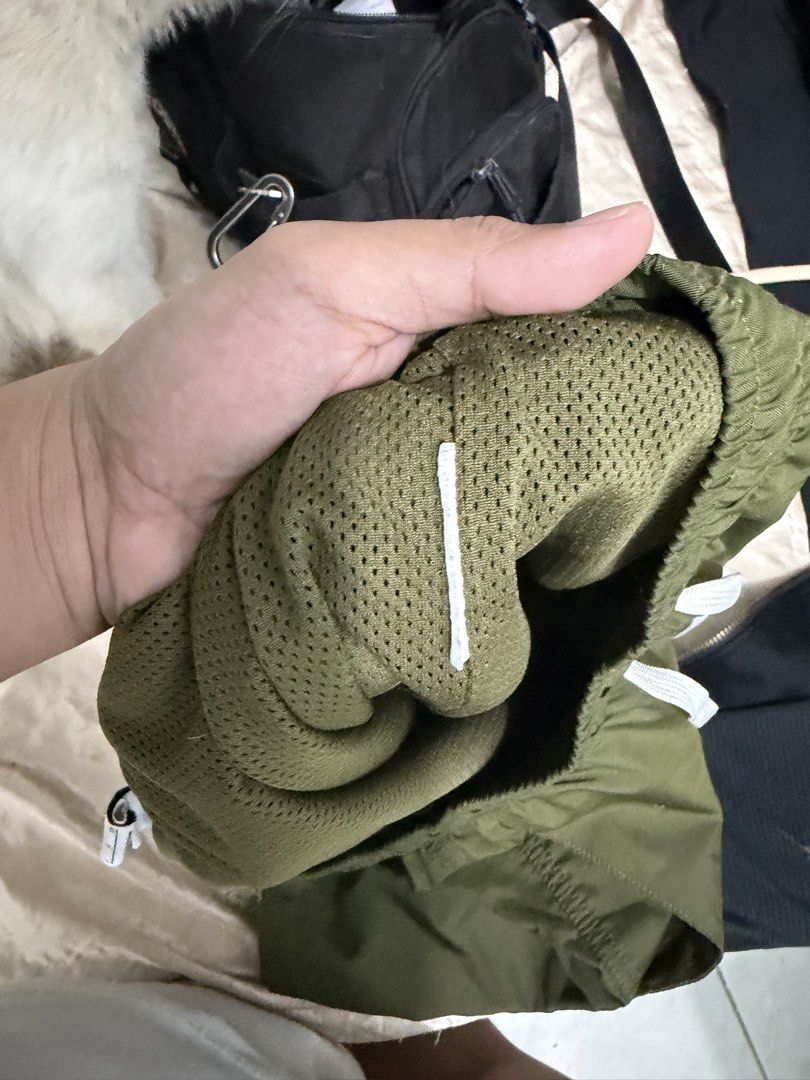 Nike woven short (Category: Shorts) located in Manila. Submitted by ruel1104 (Listing ID 1465430253, Image 3). Description: Like new po Issue : cut tag but 100% legit sainyo na pag fake.
