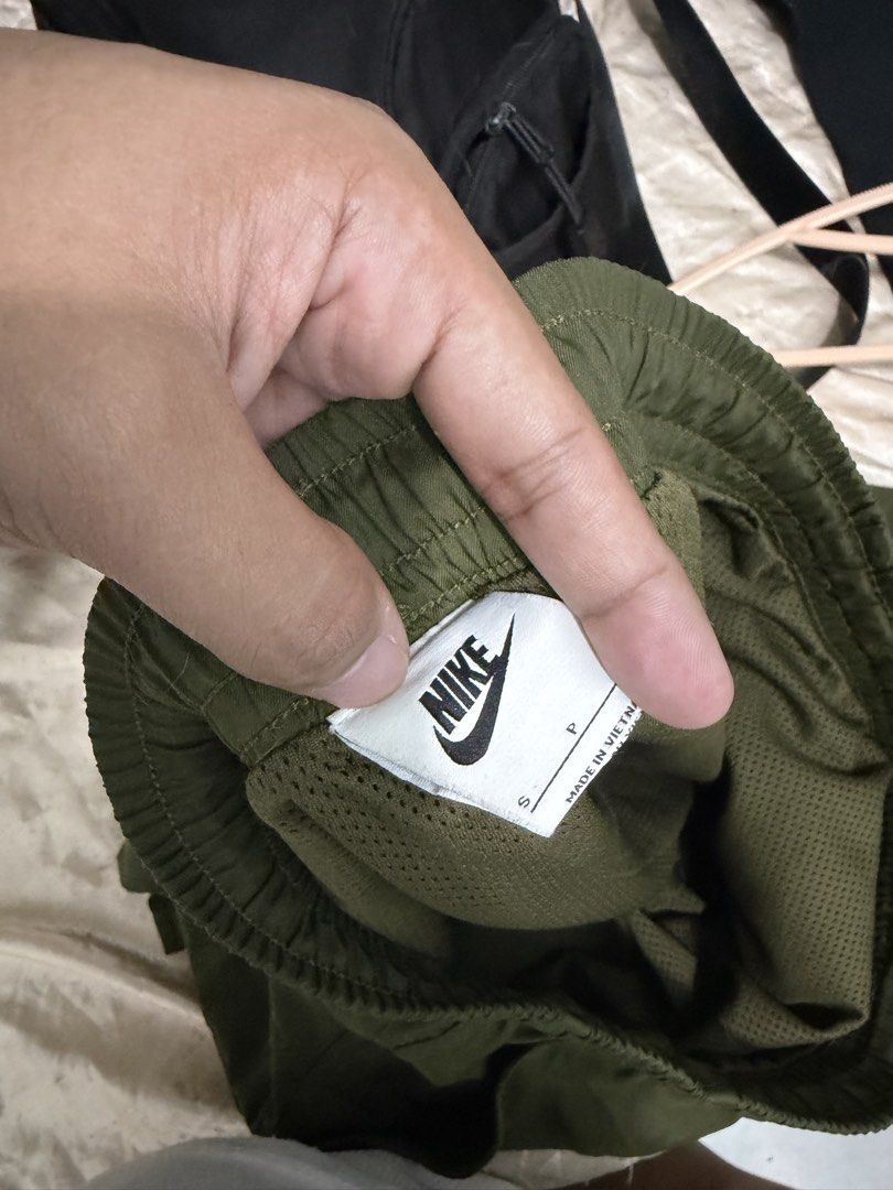 Nike woven short (Category: Shorts) located in Manila. Submitted by ruel1104 (Listing ID 1465430253, Image 2). Description: Like new po Issue : cut tag but 100% legit sainyo na pag fake.