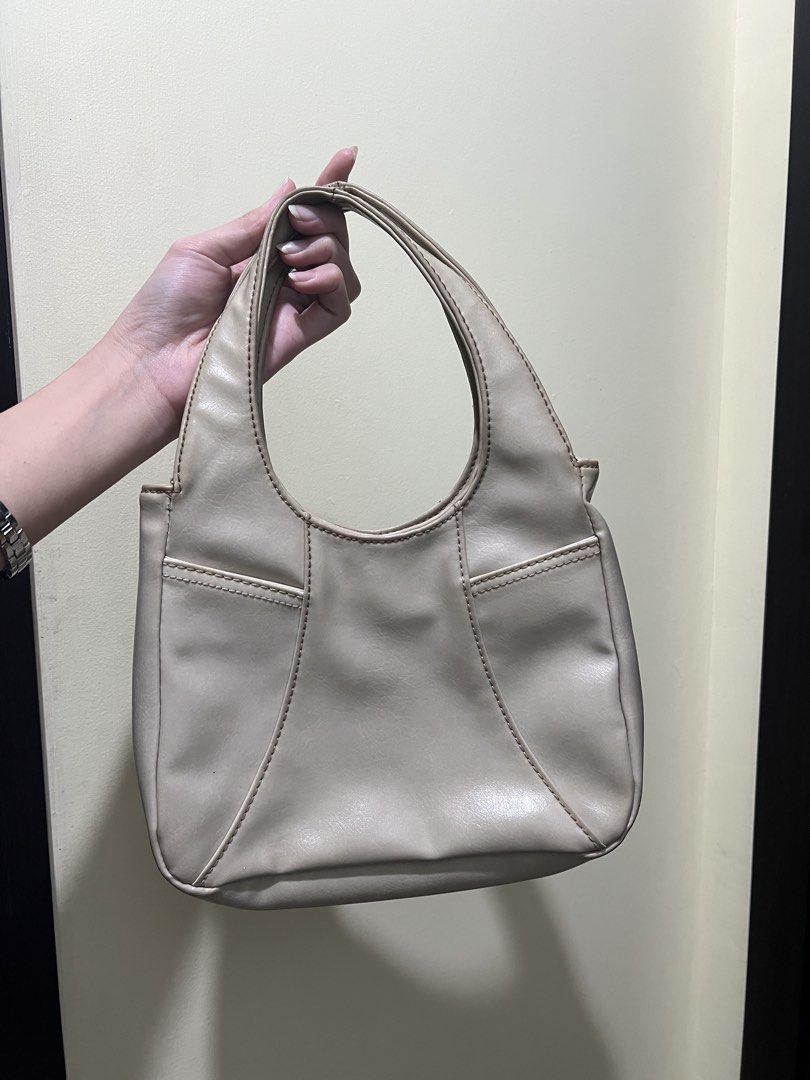 Ninewest Handbag (Category: Shoulder Bags) located in Manila. Submitted by erickalago (Listing ID 1465547998, Image 1). Description: FIRM issue: need bag spa kasi madumi na leather but other than that wala nang issue. location: san joaquin pasig open for black app co.