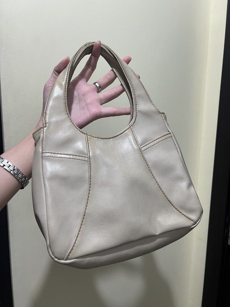 Ninewest Handbag (Category: Shoulder Bags) located in Manila. Submitted by erickalago (Listing ID 1465547998, Image 2). Description: FIRM issue: need bag spa kasi madumi na leather but other than that wala nang issue. location: san joaquin pasig open for black app co.