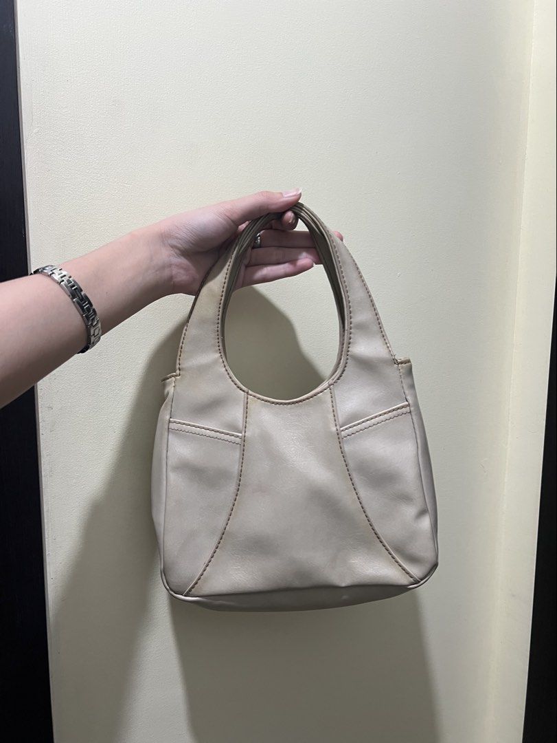 Ninewest Handbag (Category: Shoulder Bags) located in Manila. Submitted by erickalago (Listing ID 1465547998, Image 3). Description: FIRM issue: need bag spa kasi madumi na leather but other than that wala nang issue. location: san joaquin pasig open for black app co.