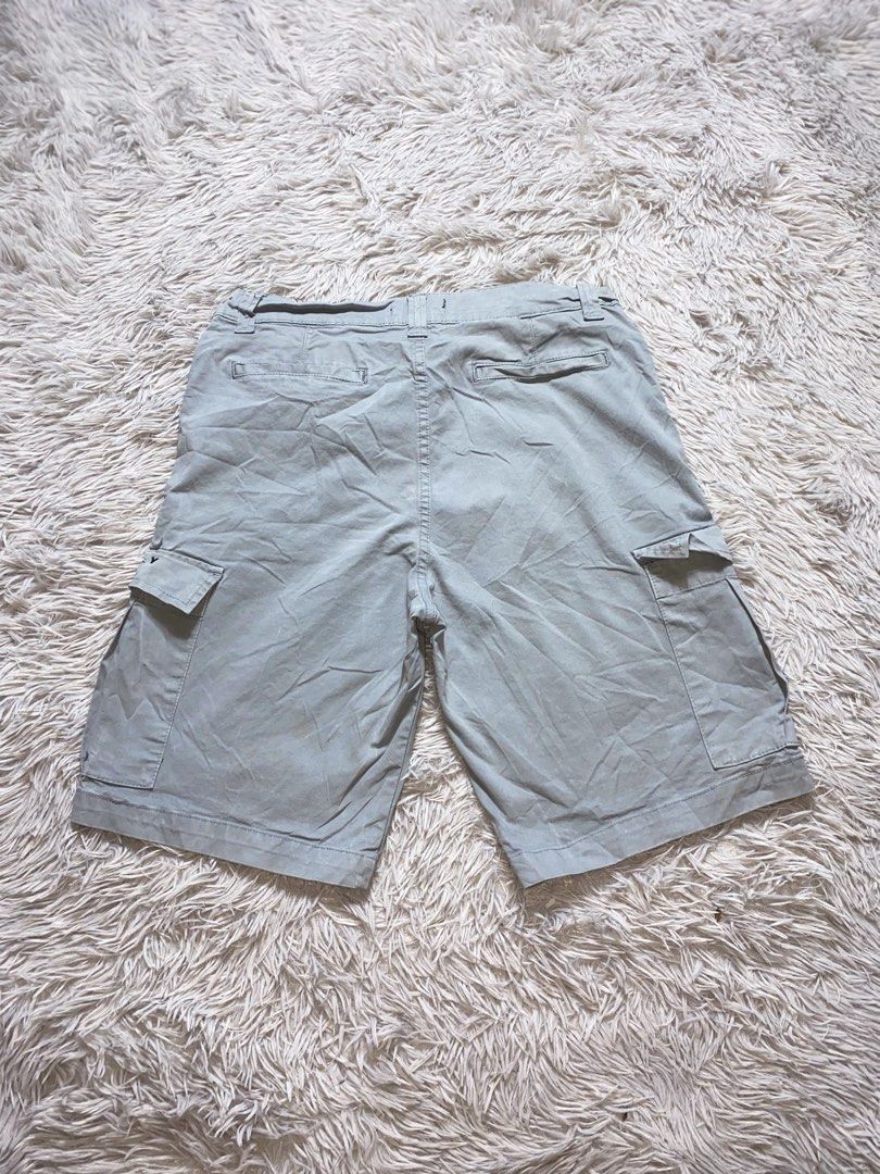 Oakley cargo short (Category: Shorts) located in Sibulan. Submitted by hunt_mafia (Listing ID 1465490086, Image 2). Description: Oakley cargo short Size 31-32 Excellent condition Need wash 2500+sf.