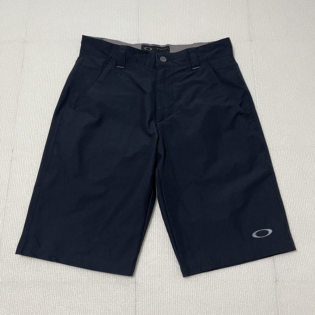 oakley short (Category: Shorts) located in Malay. Submitted by oplt_dept. (Listing ID 1465462961, Image 1). Description: -as new condition -sports essentials -waist:30-32 -length:22 -leg opening:10.5 -made in Vietnam .