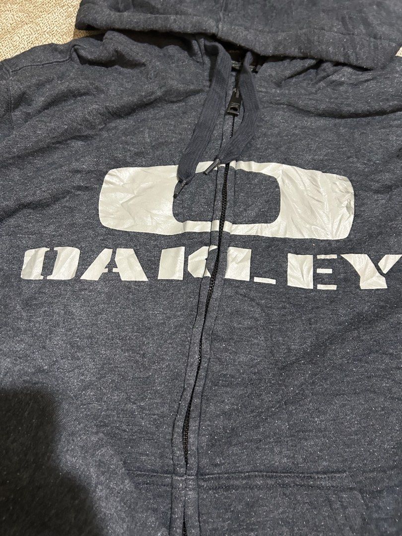Oakley Hoodie (Category: Hoodies) located in Aurora. Submitted by purethrift07 (Listing ID 1465455875, Image 2). Description: No issue Large Dm me Authentic Fresh from the bale.