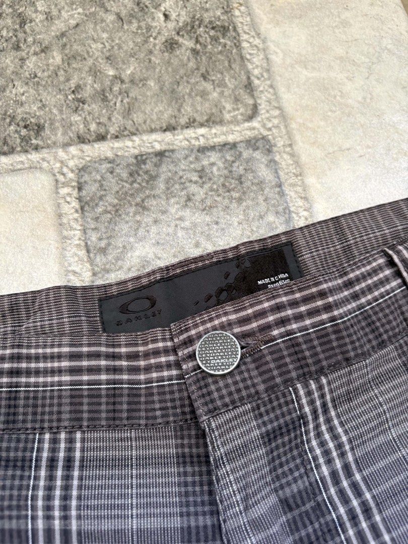 Oakley Plaid Shorts Grey Men Size (Category: Shorts) located in Manila. Submitted by 0000.ramen (Listing ID 1465480951, Image 3). Description: Oakley Plaid Short Waist 34 Length 20.5 Good as new No issue.