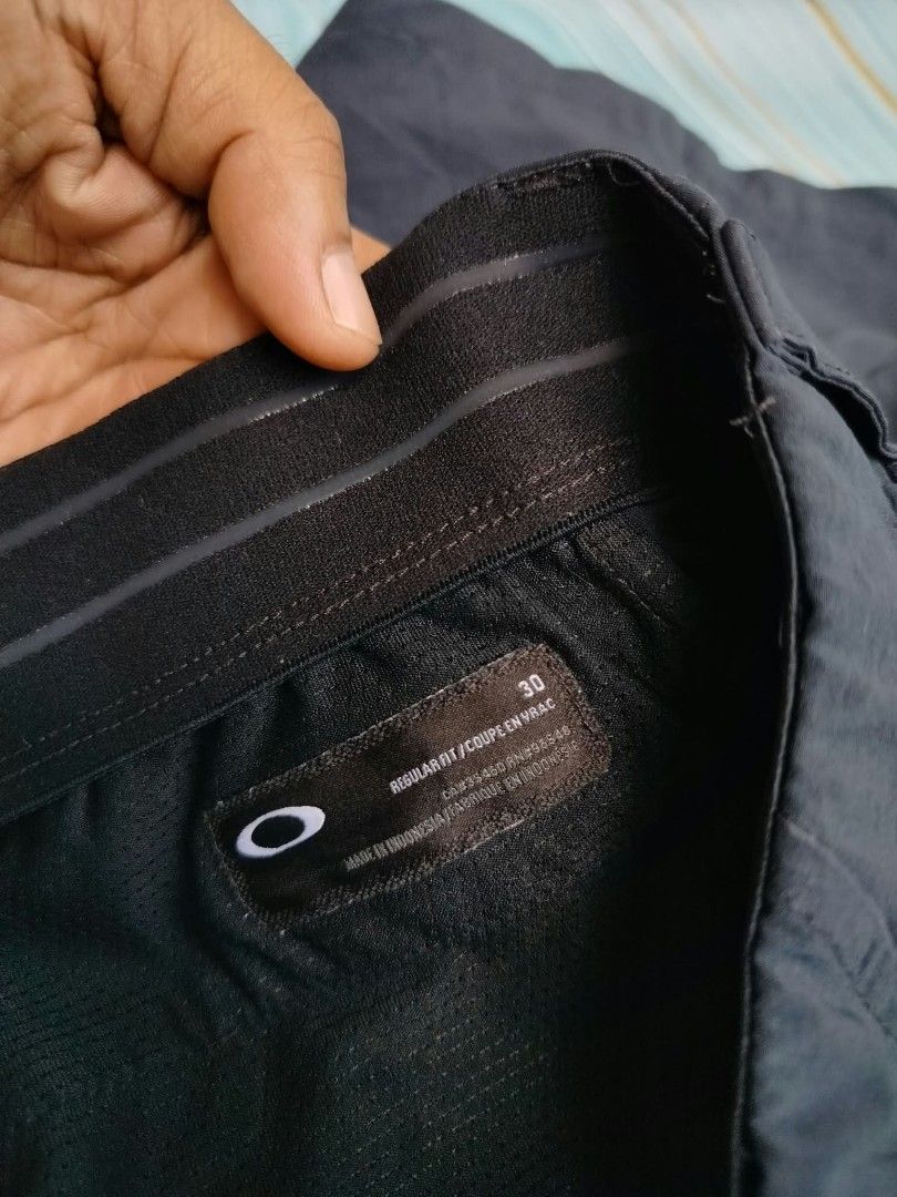 Oakley Regular Fit Shorts Size 30 Navy Blue (Category: Shorts) located in Manila. Submitted by virgiliosa38485 (Listing ID 1465495401, Image 3). Description: - Brand: Oakley - Color: Dark Navy Blue - Size: 30 (Regular Fit) -Length 20 - Material: 86% Polyester, 14% Elastane (Comfortable stretch fabric) - Design: Iconic Oakley ellipse logo on the lower left leg - Versatility: Perfect for active or casual wear - Origin: Made in Indonesia - Care: Mac
