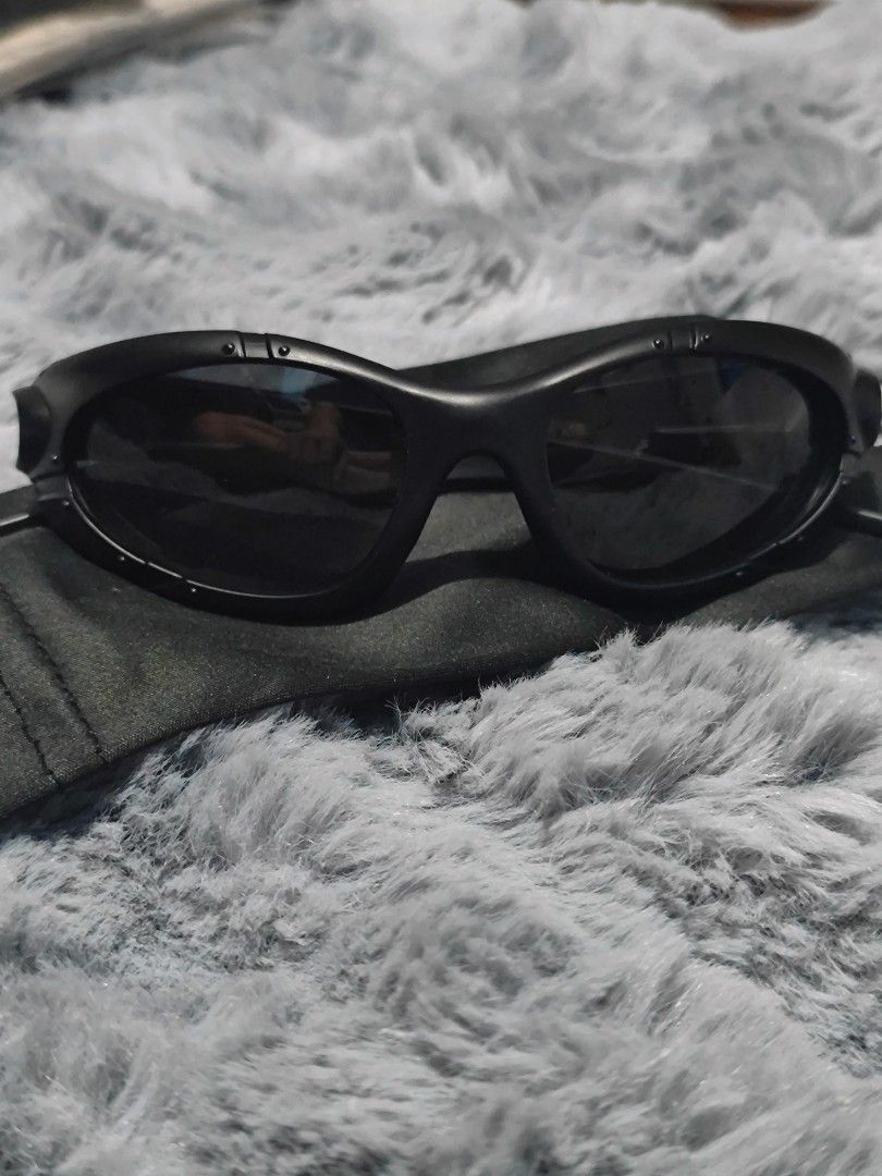 Oakley Sunglasses Matte Black (Category: Sunglasses & Eyewear) located in Manila. Submitted by crazylocc887246 (Listing ID 1465488057, Image 3). Description: - Brand: Oakley - Color: Matte black finish - Lenses: Dark tinted for glare reduction - Design: Aggressive sports styling with wrap-around frame - Details: Iconic side logo on temple arms - Condition/Inclusion: Comes with a protective cloth sleeve - Best for: Outdoor activities, riding, and 