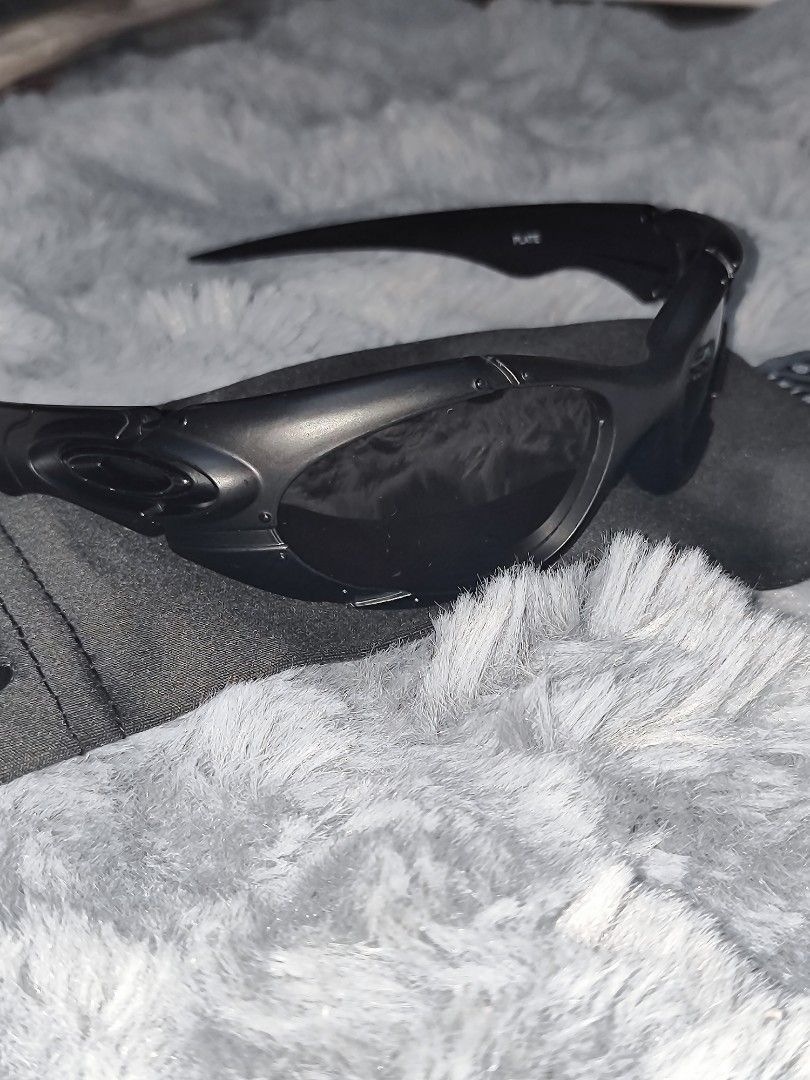Oakley Sunglasses Matte Black (Category: Sunglasses & Eyewear) located in Manila. Submitted by crazylocc887246 (Listing ID 1465488057, Image 2). Description: - Brand: Oakley - Color: Matte black finish - Lenses: Dark tinted for glare reduction - Design: Aggressive sports styling with wrap-around frame - Details: Iconic side logo on temple arms - Condition/Inclusion: Comes with a protective cloth sleeve - Best for: Outdoor activities, riding, and 
