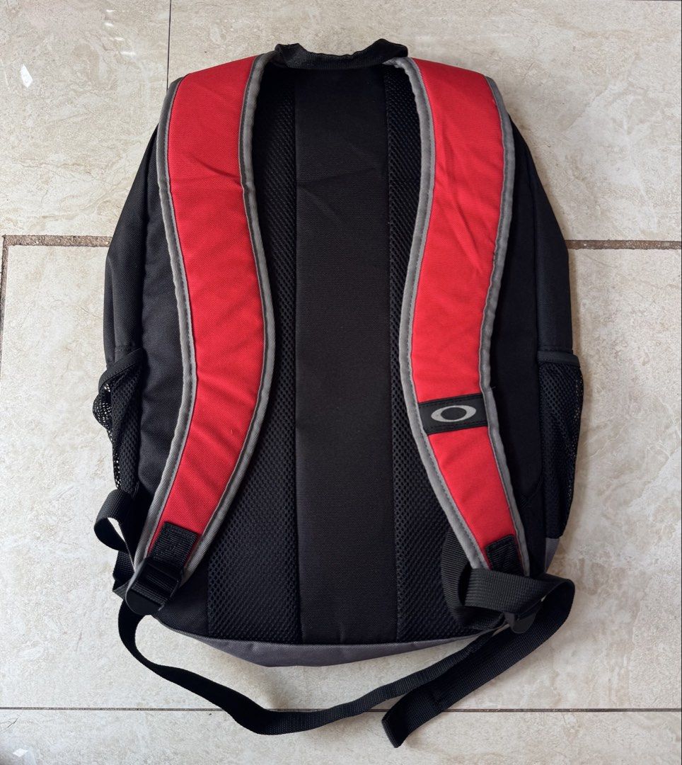Oakley Wells Fargo Backpack (Category: Backpacks) located in Davao. Submitted by cmbs141022 (Listing ID 1465383872, Image 2). Description: Oakley Wells Fargo Backpack Condition: 9/10 very good.