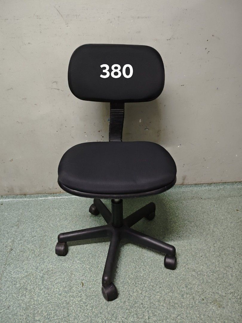 Office Chair (Category: Office Furniture & Fixtures) located in Pasig City. Submitted by angelthingz (Listing ID 1465439778, Image 1). Description: Office Chair for sale 380 pesos fixed price Office pullout Newly upholstered Working gas lift For pickup and lalamove delivery only 📍 Kamias, Pasig.