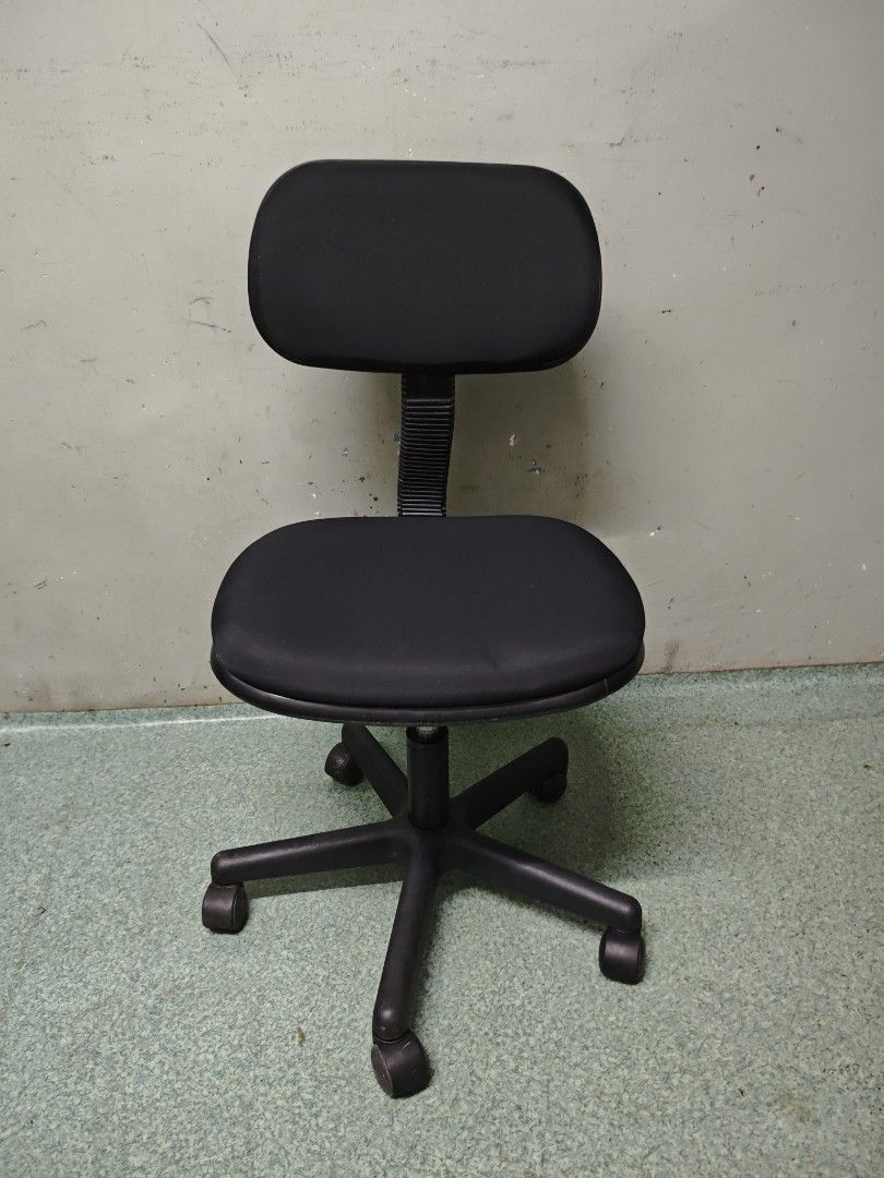 Office Chair (Category: Office Furniture & Fixtures) located in Pasig City. Submitted by angelthingz (Listing ID 1465439778, Image 2). Description: Office Chair for sale 380 pesos fixed price Office pullout Newly upholstered Working gas lift For pickup and lalamove delivery only 📍 Kamias, Pasig.
