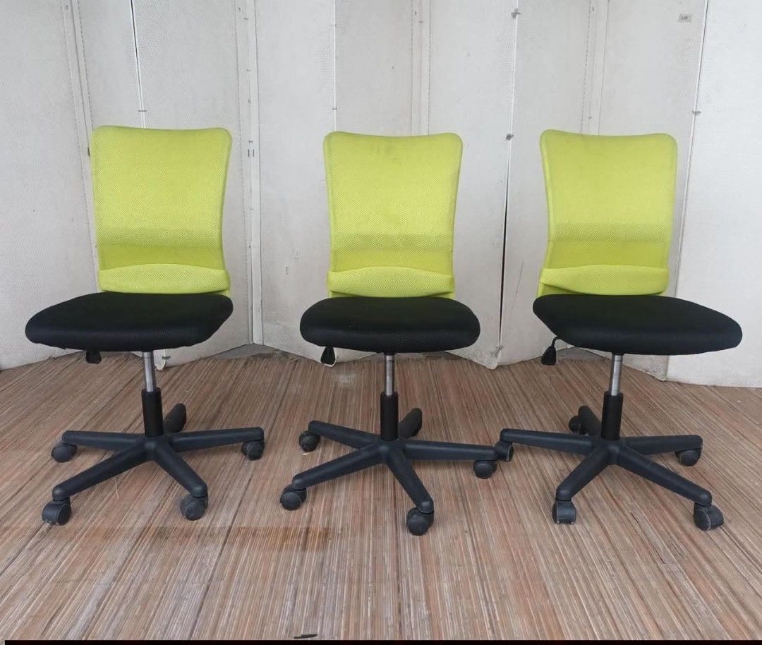 Office Chair (Category: Chairs) located in Meycauayan. Submitted by marygracecasimiro (Listing ID 1465476532, Image 3). Description: Mesh Swivel Office Chairs L17.5 x W21.5 x H15.5-19 (seat height) Price: 4,200 for take all🩷🧡.
