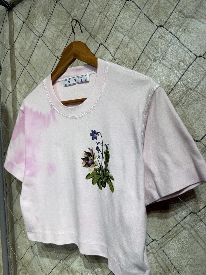 Offwhite Botanical Arrows Pink tee. (Category: Shirts) located in Manila. Submitted by ardobe.mnl (Listing ID 1465535076, Image 2). Description: Size: Medium (Women’s) Dimes: 18x18.5 Condition: Excellent Flaw: Not sure if design yung dye n’ya or flaw, pero kung flaw hindi halata parang design na rin sya! Authentic sana Dm for inquiries! 📥.