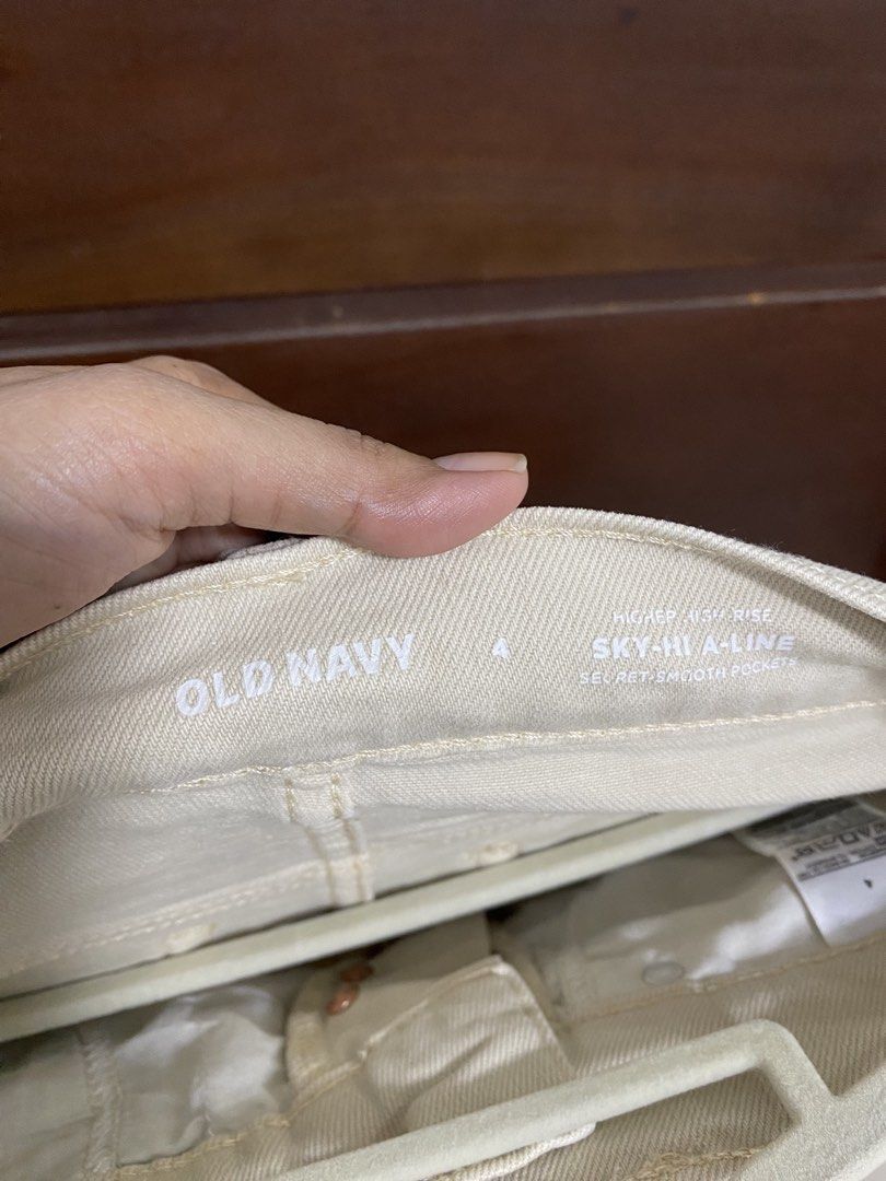 Old Navy button down shorts (Category: Shorts) located in Los Banos. Submitted by itsmecathey (Listing ID 1465560124, Image 2). Description: Fits 27-28.